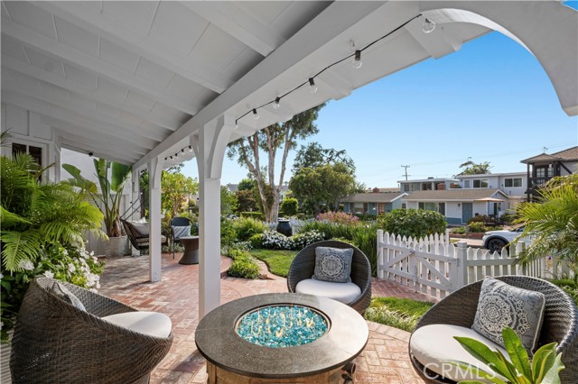 708 Orchid Avenue, Corona del Mar CA: https://media.crmls.org/medias/286d5e96-0fc6-4d9f-a95d-6d6d1657bac6.jpg