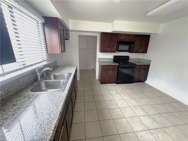 Detail Gallery Image 8 of 24 For 44450 Lowtree Ave, Lancaster,  CA 93534 - 4 Beds | 3 Baths