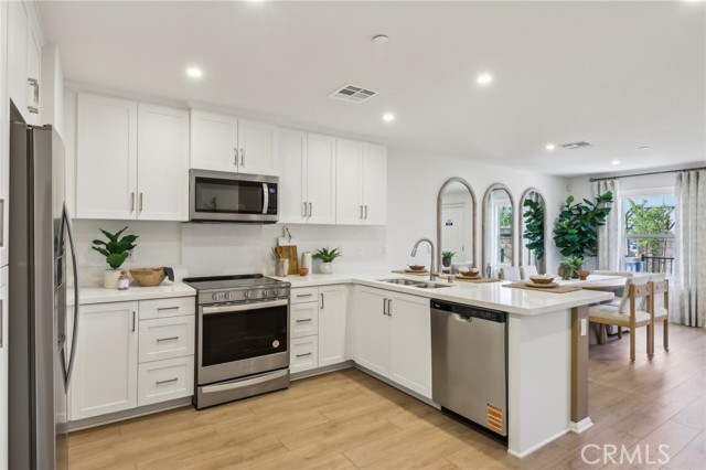 6392 Sierra Vista Lane, Fontana CA: https://media.crmls.org/medias/28757cb2-46b3-47c2-80e0-000e4fdcddc0.jpg