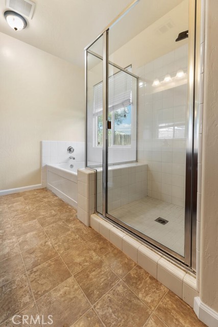Detail Gallery Image 8 of 17 For 2336 N Park Ct, Visalia,  CA 93291 - 3 Beds | 2 Baths