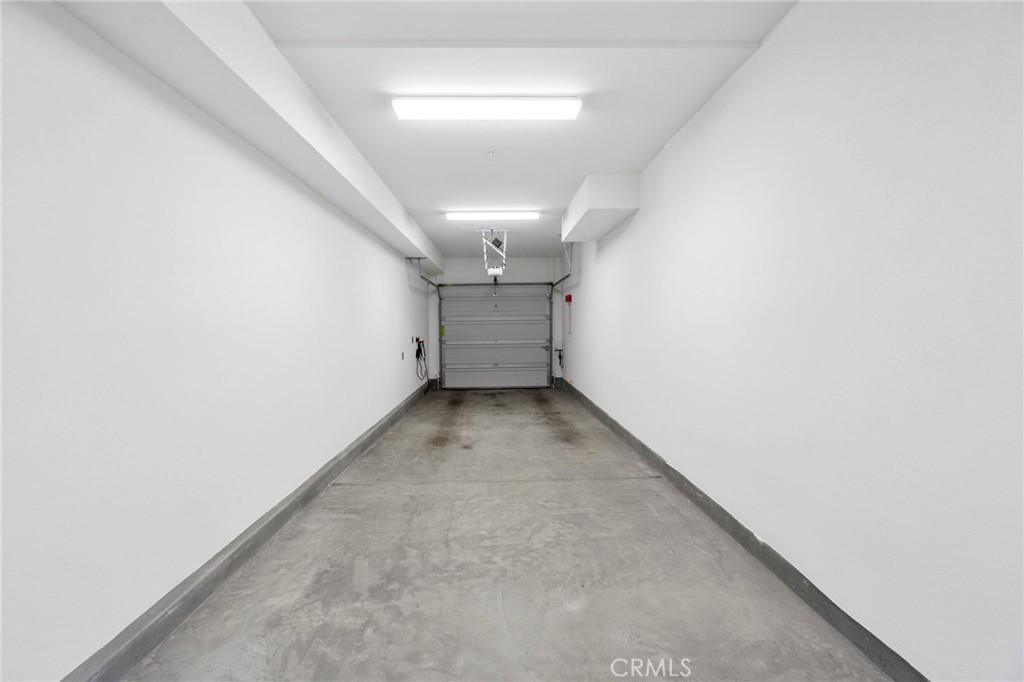 https://media.crmls.org/medias/2877e37a-c082-465a-ae8c-58f6ae2eb7cf.jpg?preset=X-Large