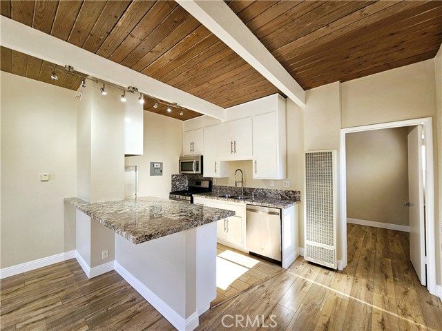 Detail Gallery Image 9 of 20 For 350 Loma Terrace #B,  Laguna Beach,  CA 92651 - 1 Beds | 1 Baths