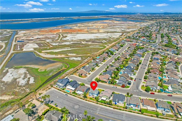 18202 Foss Lane, Huntington Beach CA: https://media.crmls.org/medias/28815838-6877-4759-8f56-5c05105b1e18.jpg