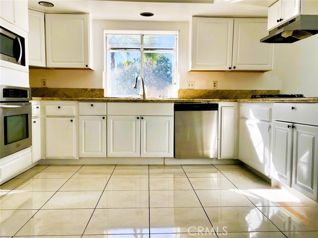 1226 Azalea Court, Upland CA: https://media.crmls.org/medias/288508f8-785f-4a66-82df-b3b264b395a9.jpg