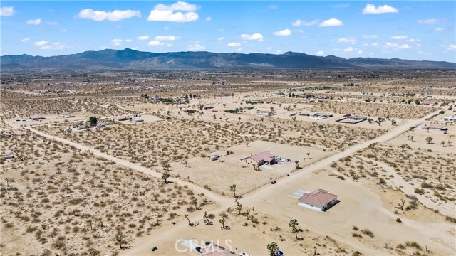 6374 Cayucos Drive, Phelan CA: https://media.crmls.org/medias/28861c24-1d2c-4a78-be4b-53830b604cac.jpg