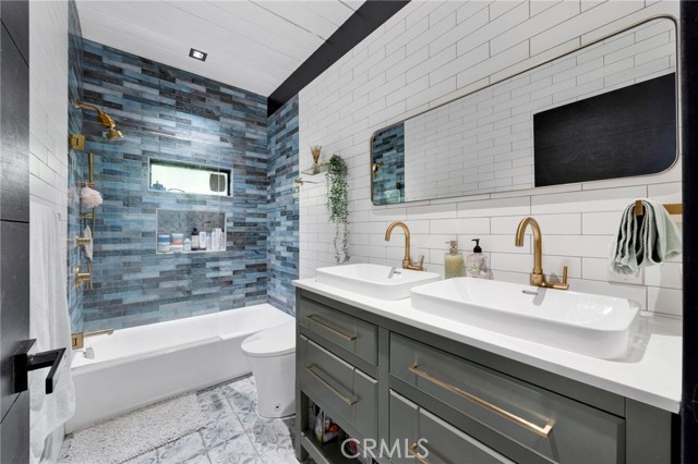 Detail Gallery Image 10 of 44 For 4009 Weslin Ave, Sherman Oaks,  CA 91423 - 3 Beds | 3 Baths