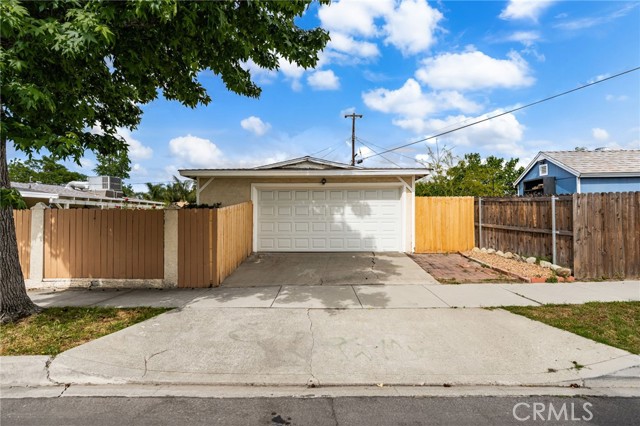 1320 W Flora Street, Ontario CA: https://media.crmls.org/medias/2887d561-7f82-4388-a0a1-4964653fc258.jpg