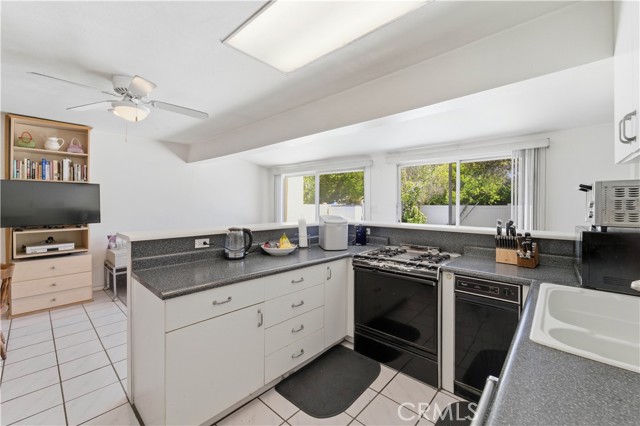 Detail Gallery Image 11 of 33 For 6254 Etiwanda Ave, Tarzana,  CA 91335 - 3 Beds | 2 Baths