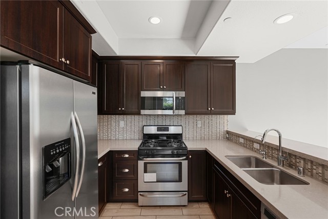 Detail Gallery Image 4 of 34 For 7600 N Courage Way, Van Nuys,  CA 91405 - 4 Beds | 3 Baths