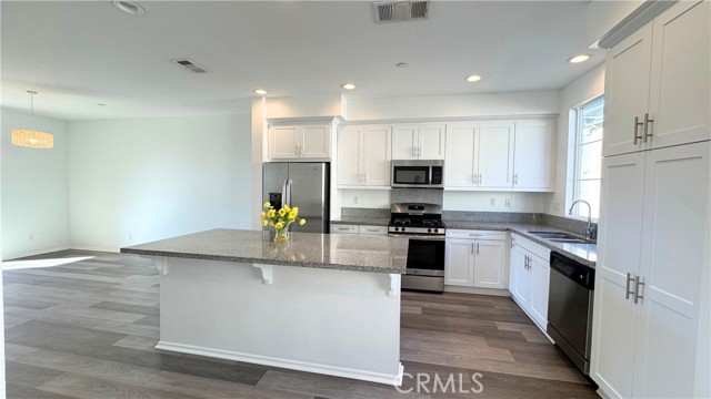 Detail Gallery Image 9 of 20 For 936 Savi Drive #104,  Corona,  CA 92878 - 3 Beds | 3/1 Baths