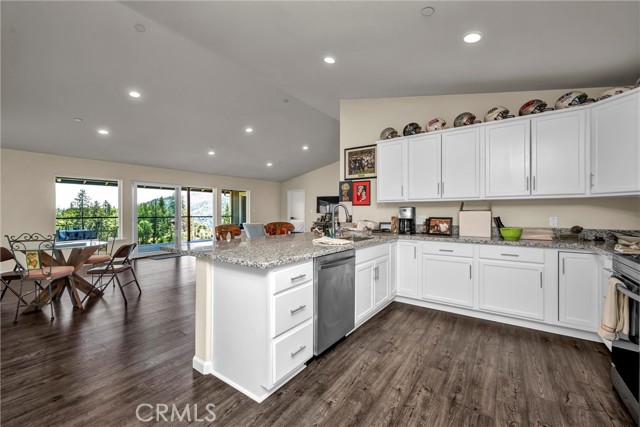 9781 Venturi Drive, Cobb CA: https://media.crmls.org/medias/288ffd22-a289-48aa-bf2e-5e51ed0d4cc0.jpg