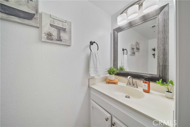 Detail Gallery Image 13 of 25 For 1504 Santiago Ct, Bakersfield,  CA 93307 - 4 Beds | 2/1 Baths