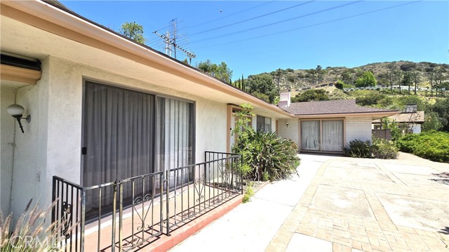 Detail Gallery Image 2 of 17 For 2463 Las Positas Rd, Glendale,  CA 91208 - 3 Beds | 2 Baths