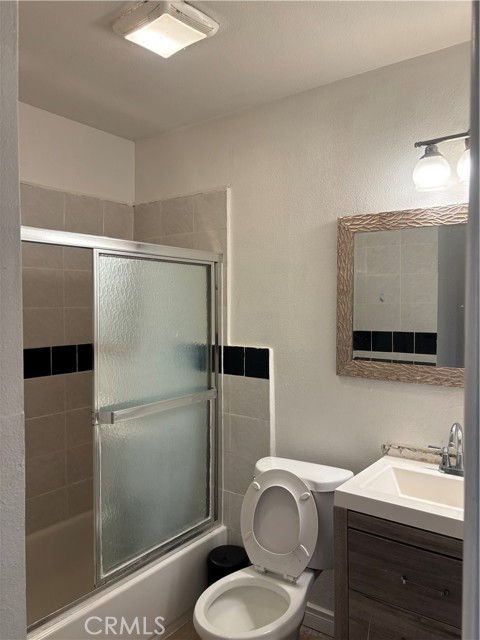 Detail Gallery Image 6 of 15 For 21901 Arminta St, Canoga Park,  CA 91304 - 4 Beds | 2 Baths