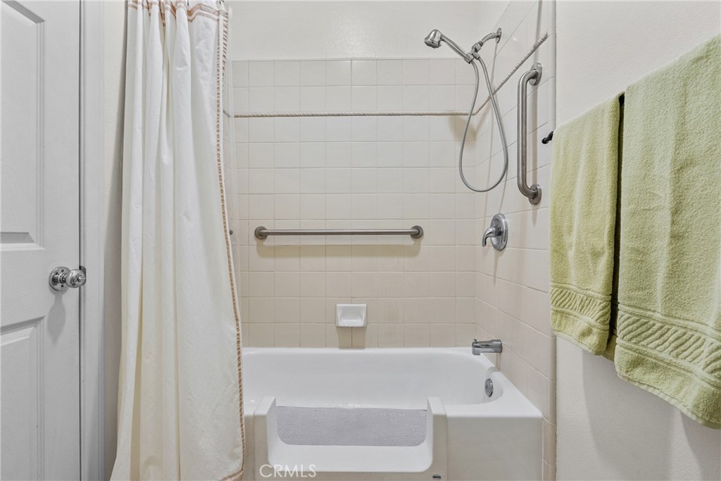 https://media.crmls.org/medias/289c5577-dce8-4e5b-ad81-ba68c2d49471.jpg?preset=X-Large