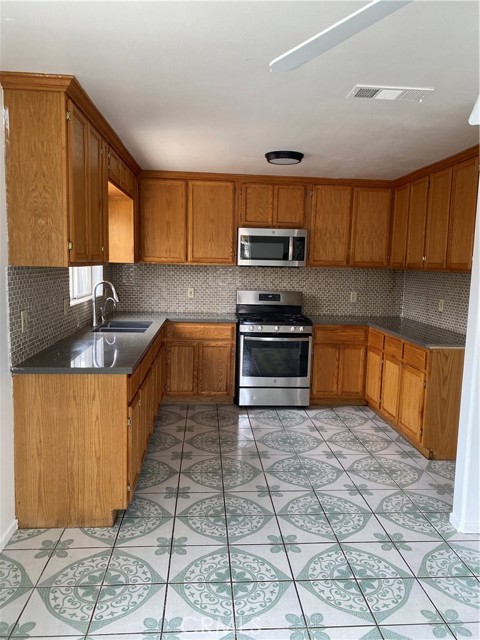 Detail Gallery Image 4 of 9 For 217 E 5th, Perris,  CA 92570 - 8 Beds | 5/1 Baths