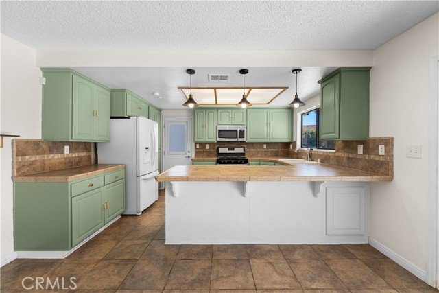 43101 Victorville Place, Lancaster CA: https://media.crmls.org/medias/289f5c4e-3d22-4c3a-b63d-ba6d0b4f77ee.jpg