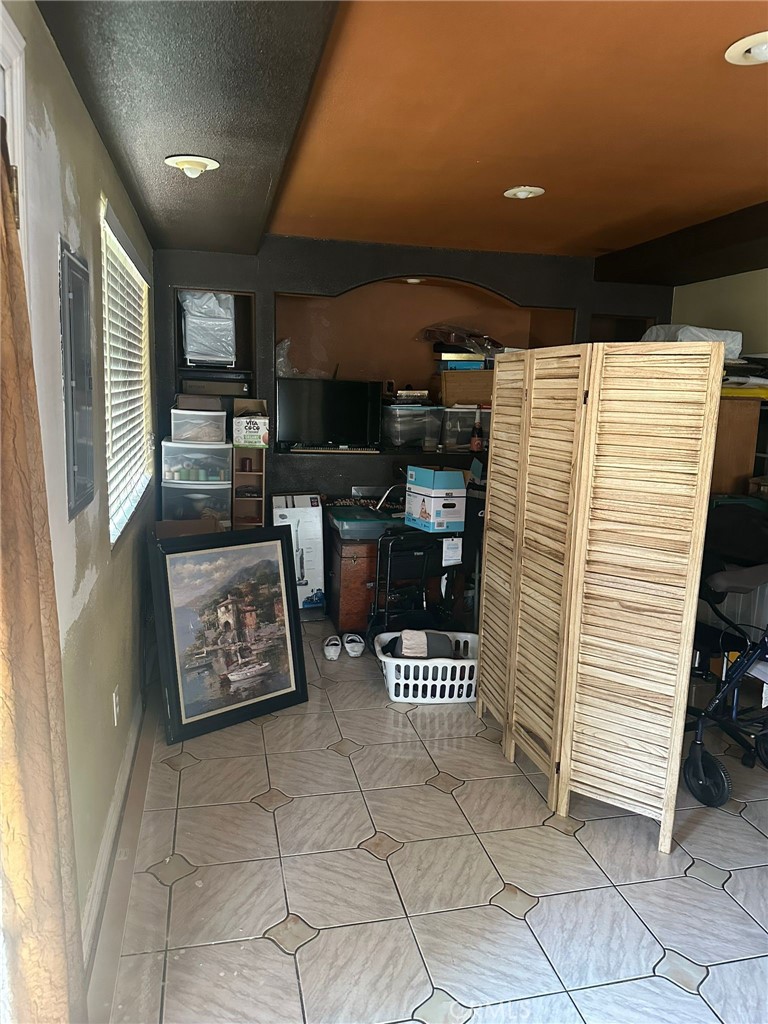 https://media.crmls.org/medias/28a0297b-610c-407d-8084-5d17283d913a.jpg?preset=X-Large