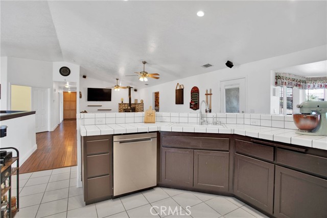 Detail Gallery Image 16 of 45 For 11020 Blue Jay Way, Oak Hills,  CA 92344 - 5 Beds | 2 Baths