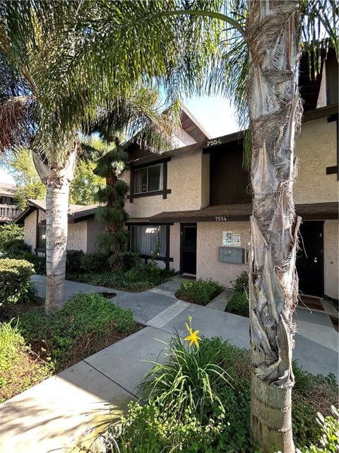 Detail Gallery Image 2 of 19 For 7554 Corbin Ave #2,  Reseda,  CA 91335 - 3 Beds | 2 Baths