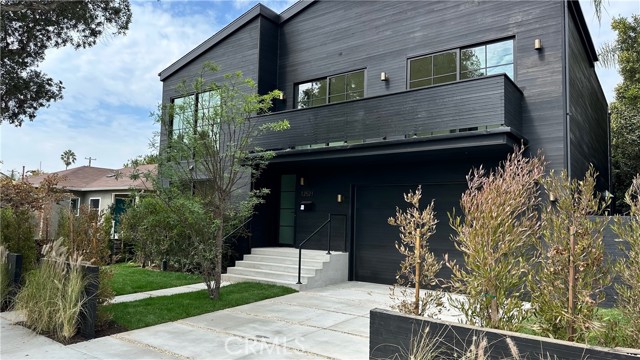 Detail Gallery Image 1 of 1 For 12521 Rose Avenue, Los Angeles,  CA 90066 - 5 Beds | 5/1 Baths