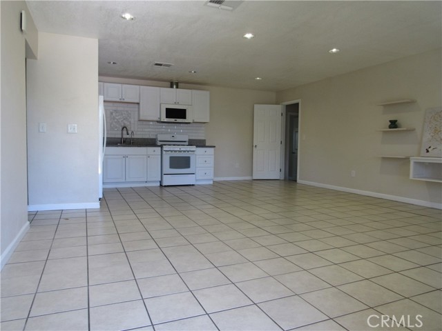 10517 50th Street, Jurupa Valley CA: https://media.crmls.org/medias/28ac1ea5-1080-4b27-9fed-545ae608b19e.jpg