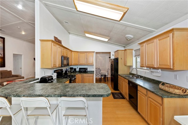 Detail Gallery Image 10 of 25 For 329 E Sherwood Bld, Big Bear City,  CA 92314 - 3 Beds | 2 Baths