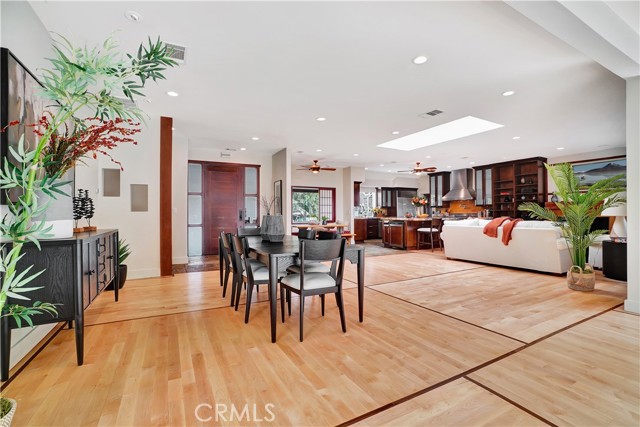 4532 Del Moreno Drive, Woodland Hills CA: https://media.crmls.org/medias/28ae30e2-c50c-4d12-9d8b-037e724e58a2.jpg