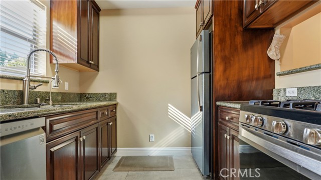 Detail Gallery Image 6 of 32 For 14256 Victory Bld #3,  Van Nuys,  CA 91401 - 2 Beds | 2 Baths