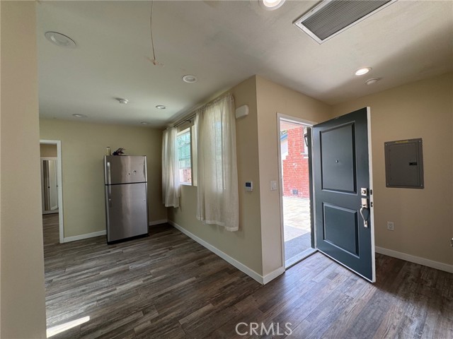 434 N Beachwood Drive, Burbank CA: https://media.crmls.org/medias/28b2be2e-7261-413c-992f-a6bf4cd9fe83.jpg