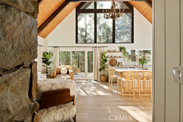 Detail Gallery Image 11 of 59 For 300 Pioneer, Lake Arrowhead,  CA 92352 - 5 Beds | 2/1 Baths