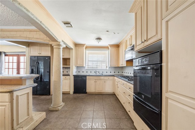 Detail Gallery Image 11 of 31 For 16857 Chatsworth St, Granada Hills,  CA 91344 - 3 Beds | 2 Baths