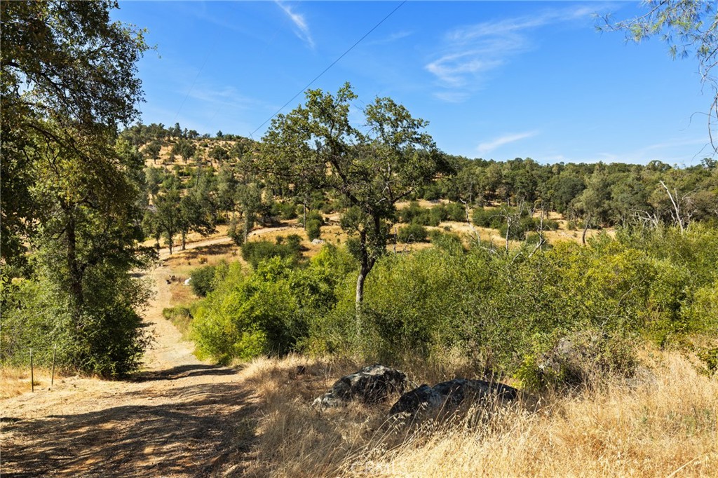 https://media.crmls.org/medias/28b55855-5255-4a3c-839c-9f70ed8d6b58.jpg?preset=X-Large