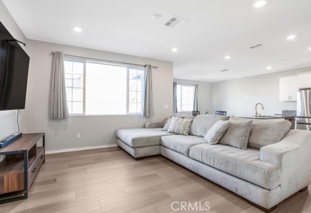 Detail Gallery Image 4 of 7 For 2498 Gunner Ridge, Rialto,  CA 92377 - 3 Beds | 2/1 Baths