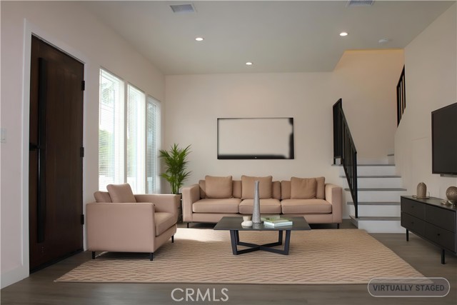 Detail Gallery Image 4 of 10 For 5014 Kester Ave, Sherman Oaks,  CA 91403 - 4 Beds | 4 Baths