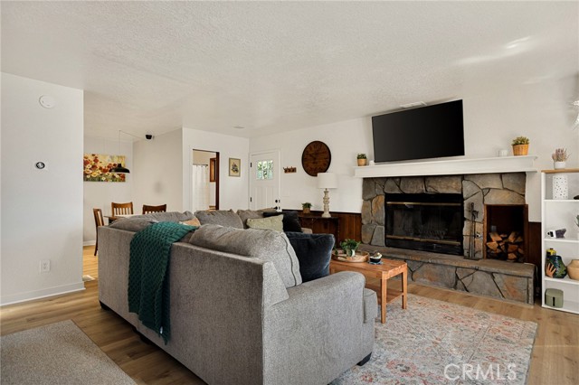 Detail Gallery Image 4 of 26 For 583 W Victoria Ct, Lake Arrowhead,  CA 92352 - 3 Beds | 2 Baths