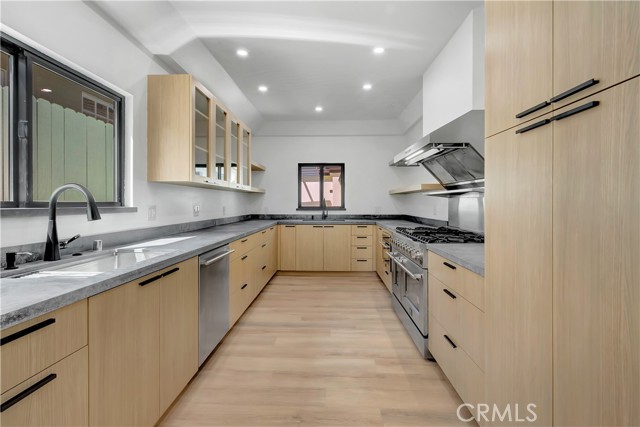 Detail Gallery Image 35 of 72 For 1145 S Longwood, Los Angeles,  CA 90019 - 4 Beds | 3 Baths