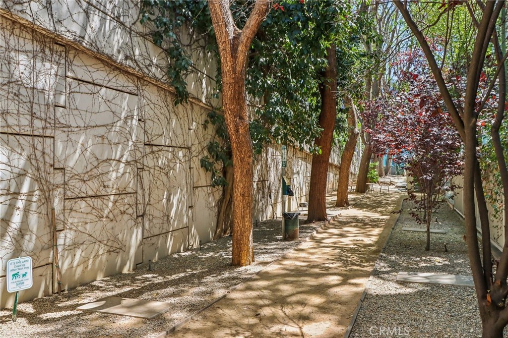 https://media.crmls.org/medias/28c10f9c-9215-40cd-9c7b-55348ad86201.jpg?preset=X-Large