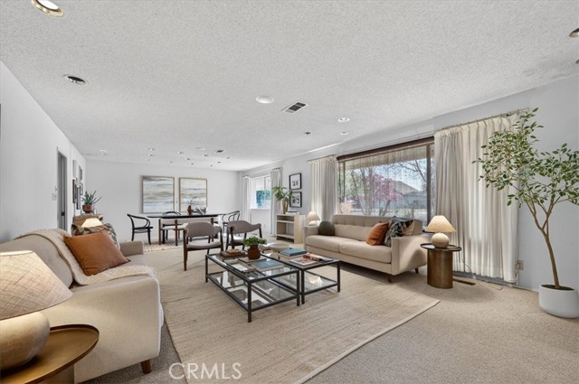 Detail Gallery Image 8 of 74 For 5867 E Club View, Fresno,  CA 93727 - 4 Beds | 2/1 Baths