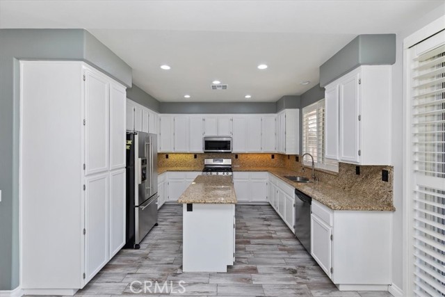 8433 Lindenhurst Street, Riverside CA: https://media.crmls.org/medias/28c48a35-1569-4612-9f00-037ded063117.jpg