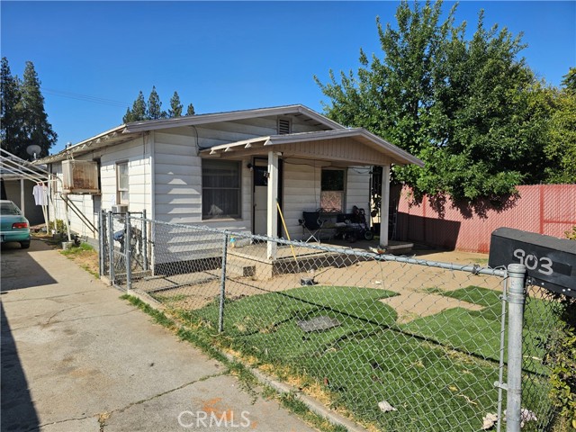 Detail Gallery Image 2 of 5 For 903 Woodrow Ave, Bakersfield,  CA 93308 - 3 Beds | 1/1 Baths