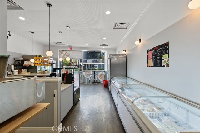 5466 Wilshire Boulevard, Los Angeles CA: https://media.crmls.org/medias/28c65b7e-b114-4552-82de-d40751d7ae3a.jpg