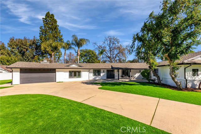 5726 Woodlake Avenue photo 1