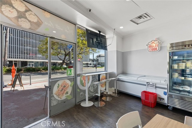 5466 Wilshire Boulevard, Los Angeles CA: https://media.crmls.org/medias/28ca5ef7-edd6-4518-90ac-c470950270f3.jpg