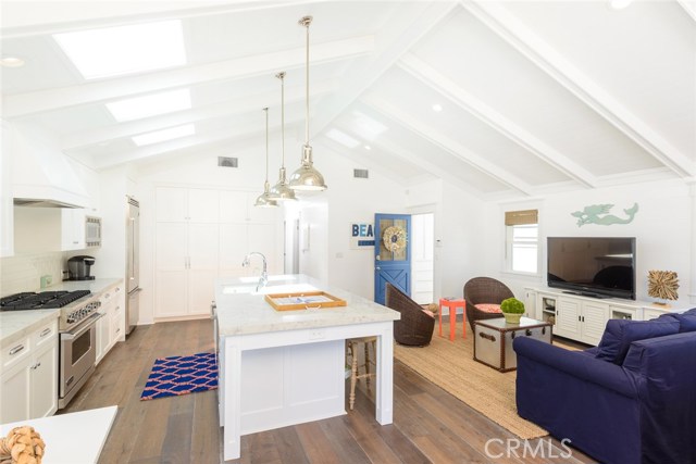 Detail Gallery Image 4 of 27 For 524 13th St, Manhattan Beach,  CA 90266 - 4 Beds | 3 Baths