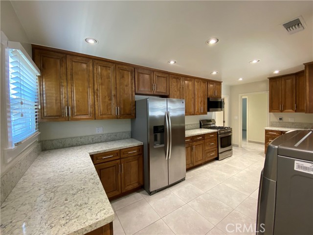 Detail Gallery Image 14 of 34 For 311 Roads End St, Glendale,  CA 91205 - 3 Beds | 2 Baths