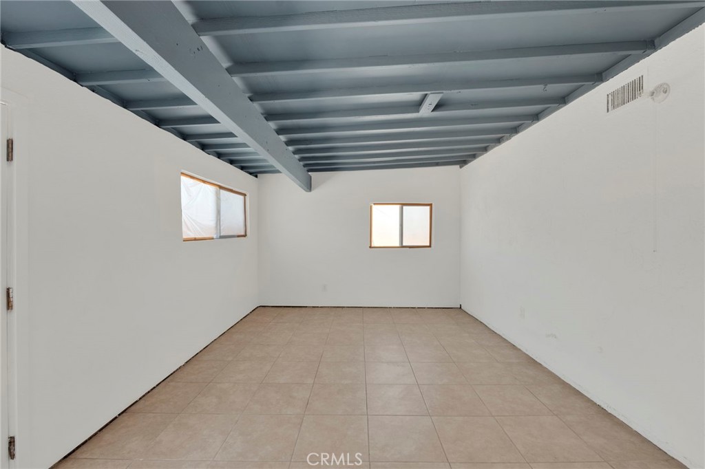 https://media.crmls.org/medias/28d1089e-ec9c-4317-88ab-c7602a586809.jpg?preset=X-Large