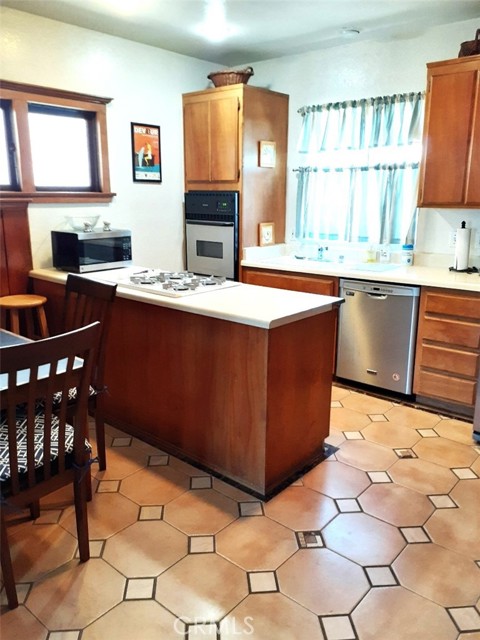 413 Ocean Avenue, Seal Beach CA: https://media.crmls.org/medias/28d1145f-5e43-4d35-ab61-8c5935c527c3.jpg