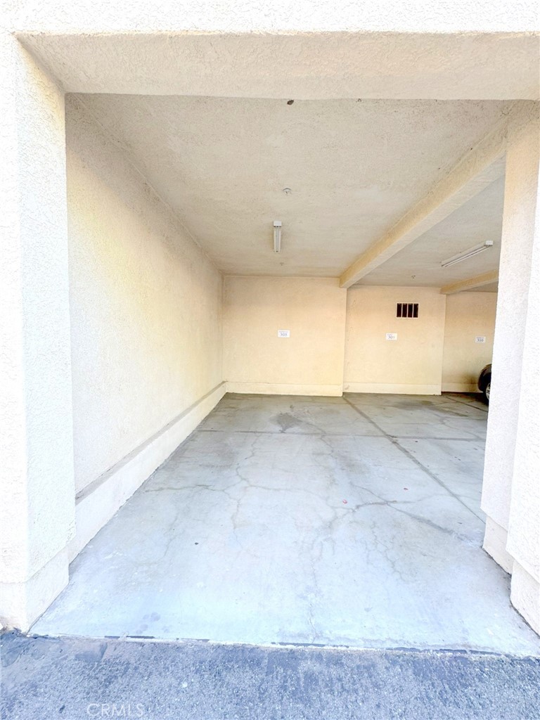 https://media.crmls.org/medias/28d2f5f6-1319-4ceb-9bb3-cb75f4ffd723.jpg?preset=X-Large
