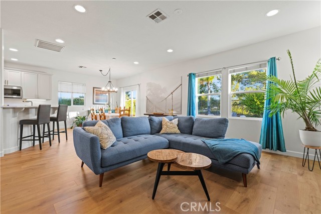 28238 Alton Way, Castaic CA: https://media.crmls.org/medias/28d55396-af27-4f29-b4a1-ad0debb43e30.jpg
